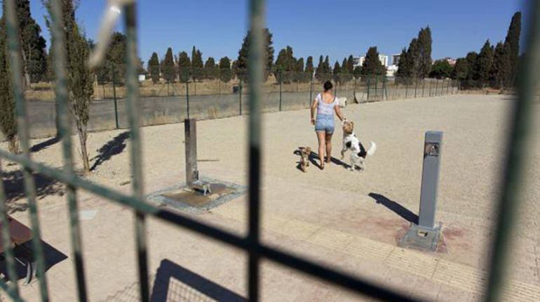 Una parte del parque para perros continúa abierto para los animales de mayor tamaño 
