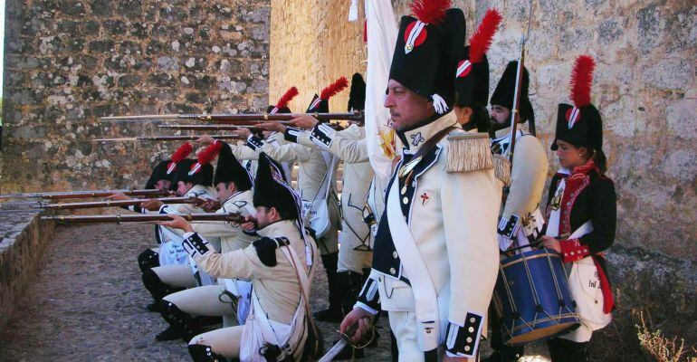 Varios soldados recrean una escena de la Batalla de Bailén.