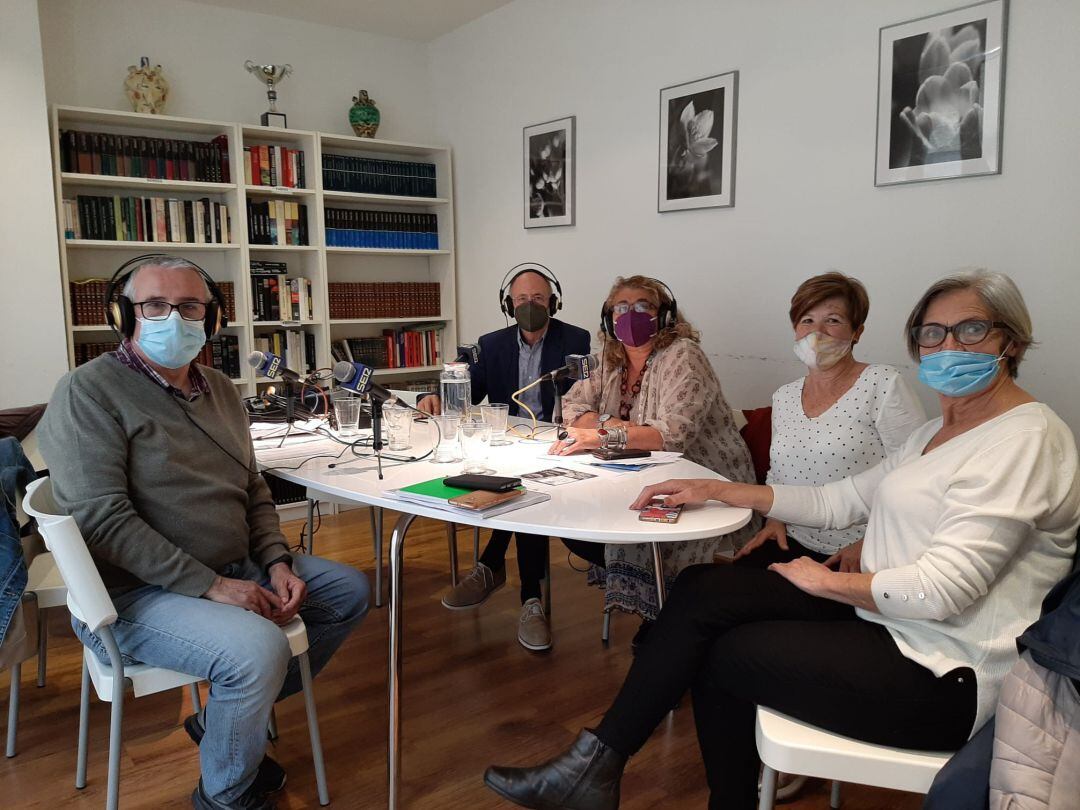 Miembros del Teléfono de la Esperanza de Málaga participando en el programa de radio