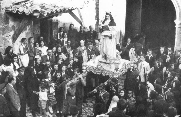 Procesión de Santa Teresa saliendo desde las Carmelitas en los años