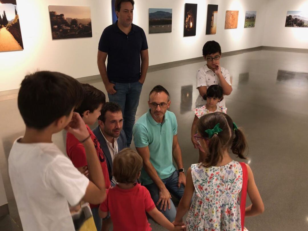 Un grupo de niños visita el Museo Íbero junto a Julio Millán.