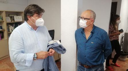 Gabriel Cruz, alcalde de Huelva, junto a Miguel Doña, director de Radio Huelva