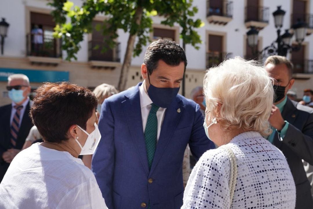 El presidente de la Junta saludando a vecinas de Huéscar 