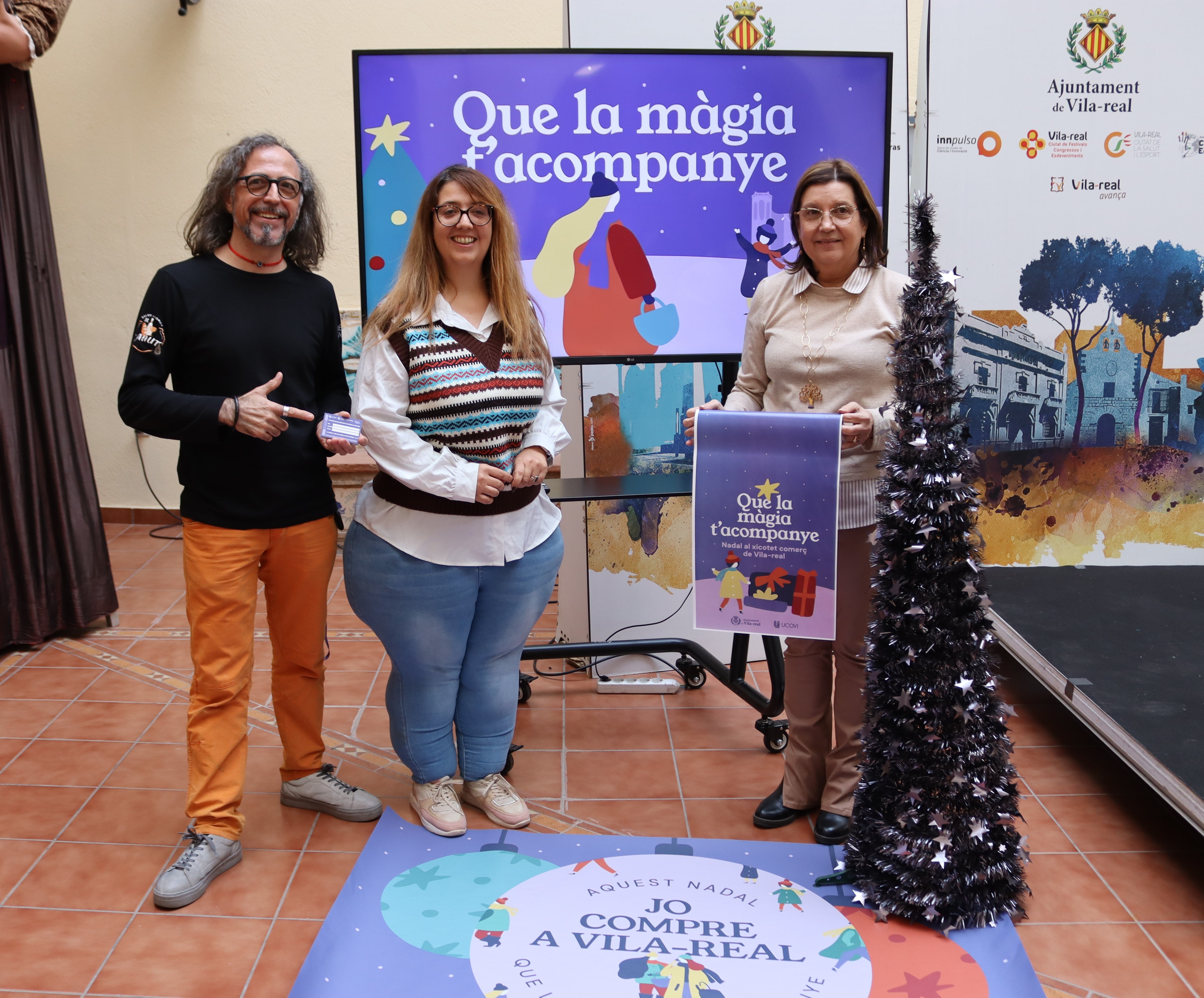 La concejala de Comercio y Hostelería, Ana Torres, ha presentado la campaña de Navidad junto a la secretaria de Ucovi, Tere Esteve, y el representante del Mercado Central, Javier López.