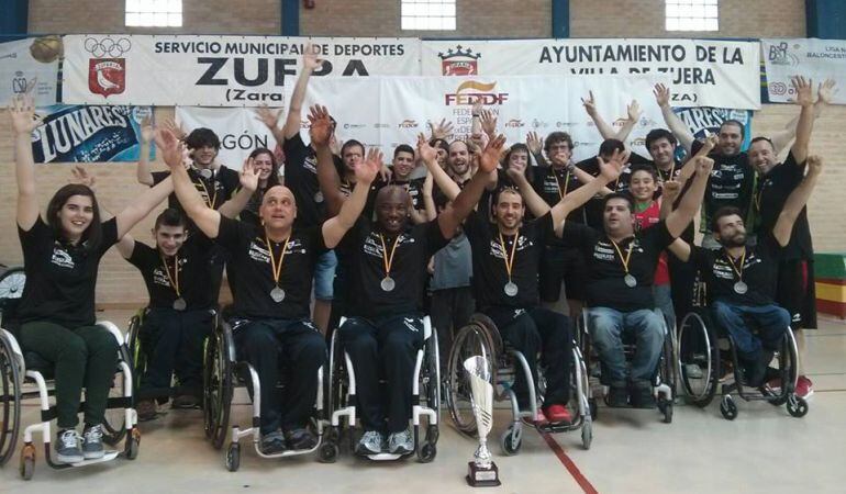 La plantilla del Caja Vital Zuzenak celebra el ascenso a División de Honor.