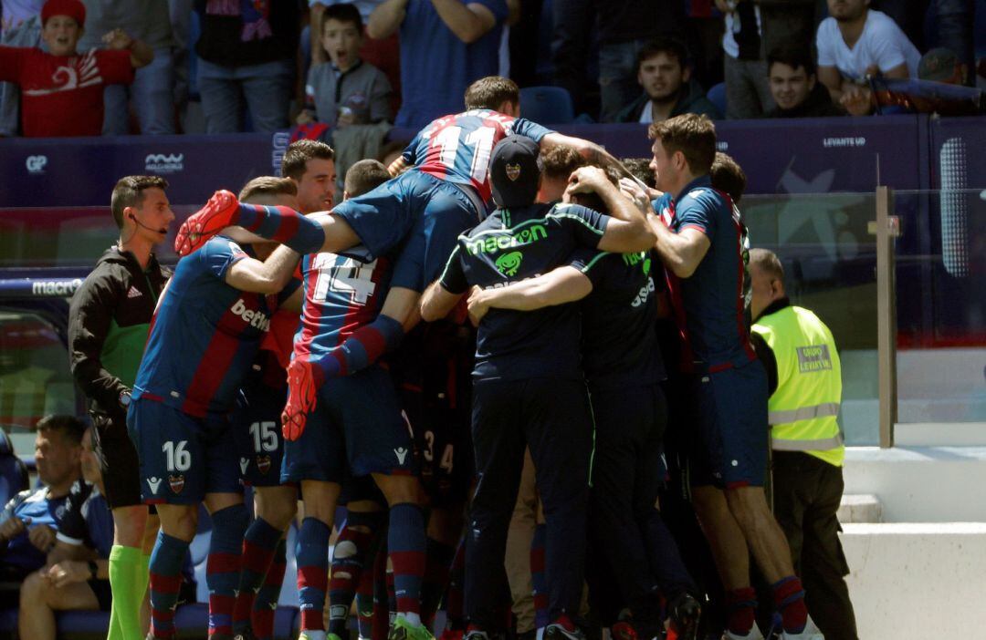 El Levante celebra una victoria vital