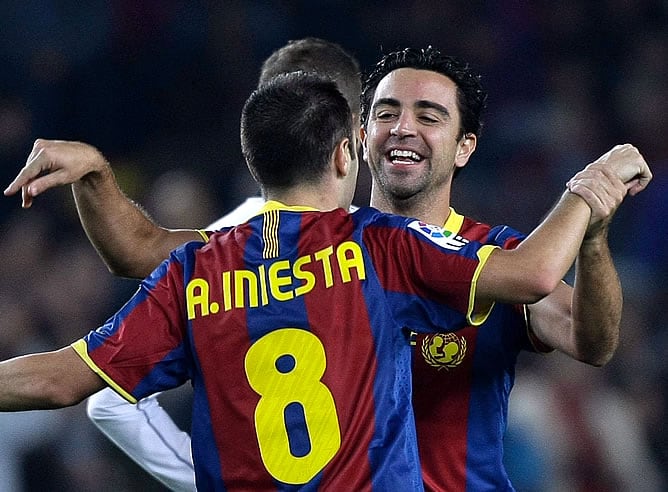 Xavi e Iniesta se abrazan tras el gol del albaceteño