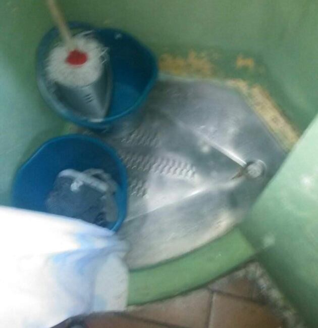 Así es el espacio para ducharse que tienen ambos presos en su celda de Tenerife II