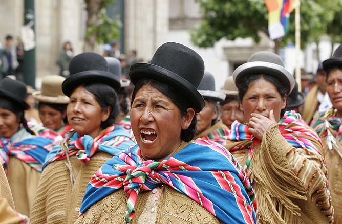 Indígenas bolivianas celebran la promulgación de la ley en La Paz.