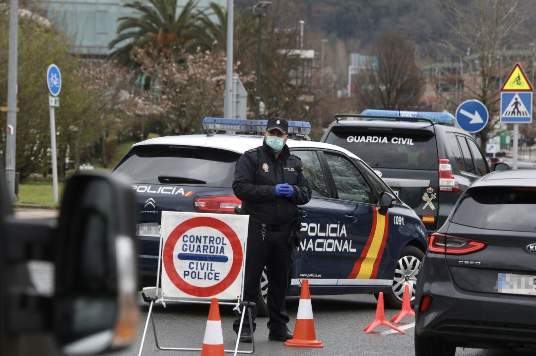 Efectivos de la Guardia Civil y de la Unidad de Intervención Policial (UIP) de la Policía Nacional realizan controles en la frontera con Francia.