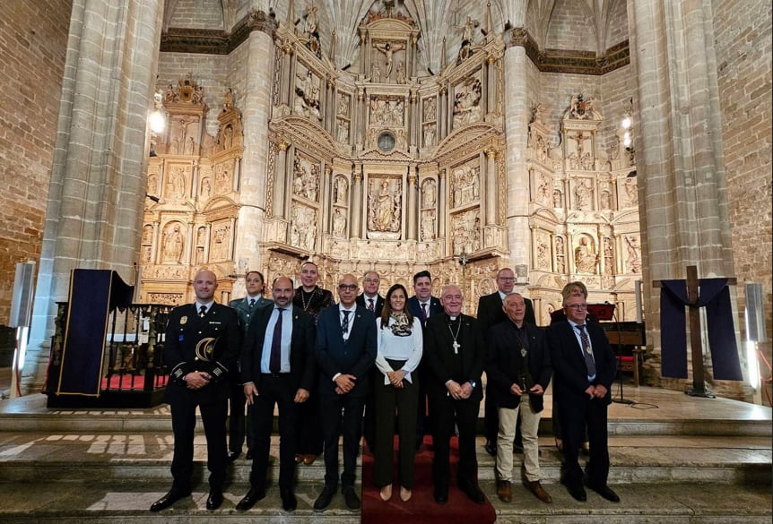 Foto de familia de los participantes en el pregón de la Semana Santa de Barbastro