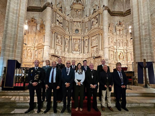Foto de familia de los participantes en el pregón de la Semana Santa de Barbastro