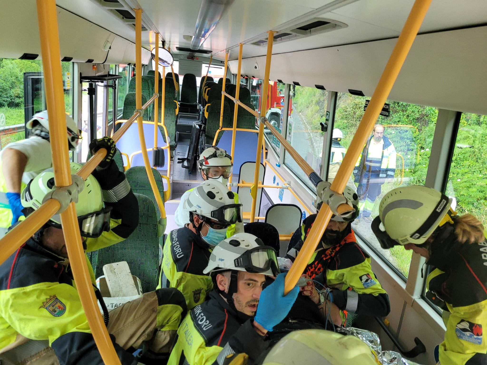 Bomberos trabajando en el interior del autobús siniestrado / ARABAKO SUHILTZAILEAK