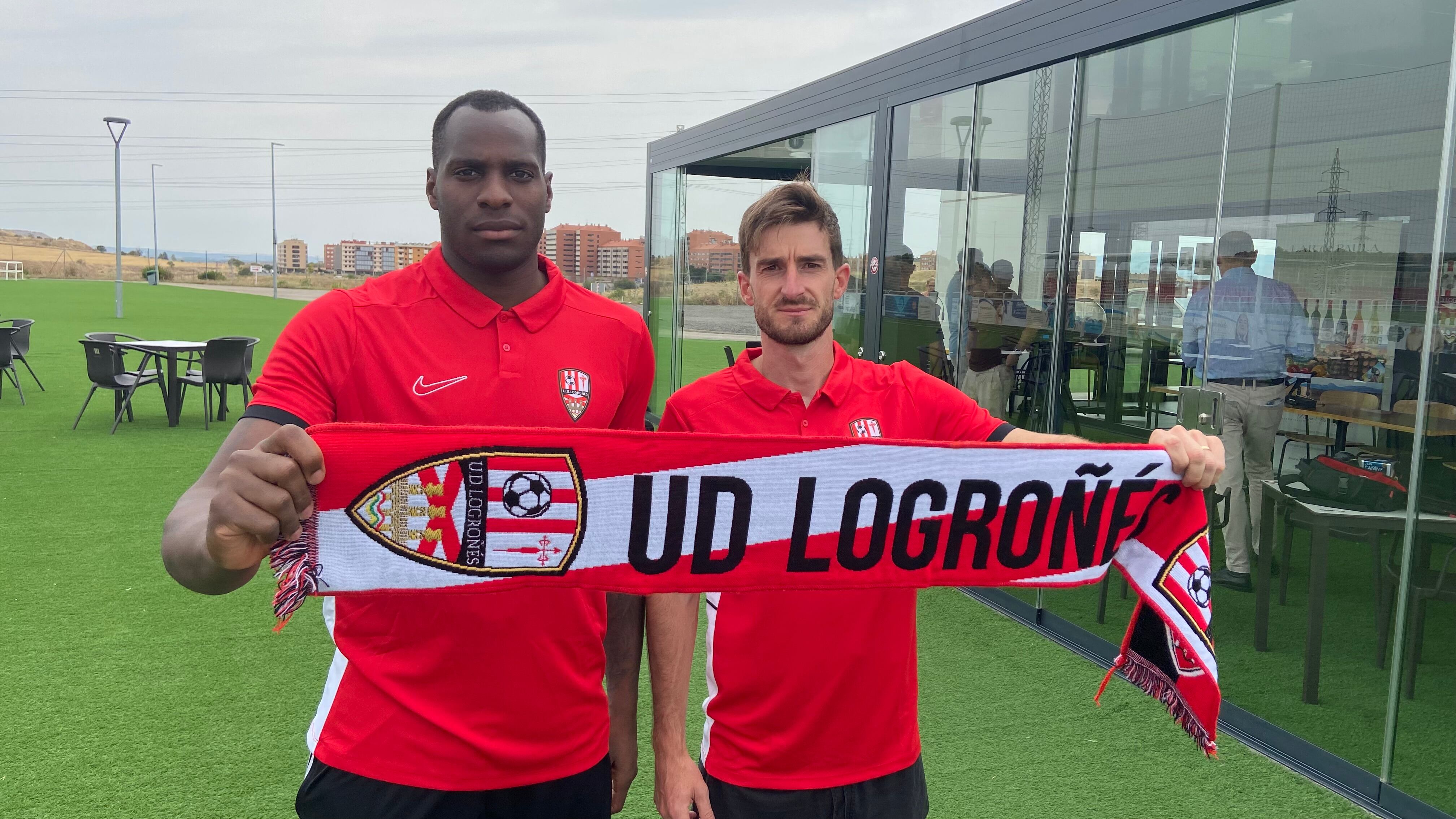 Taliby Konate y Quique Rivero posan con la bufanda de la UD Logroñés