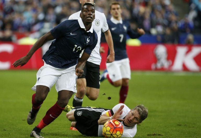 Pogba pelea por un balón con Schweinsteiger