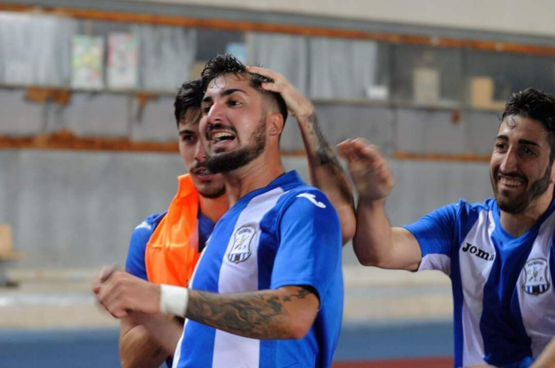 Roque Durán felicitado por sus compañeros cuando marcó en Chapín