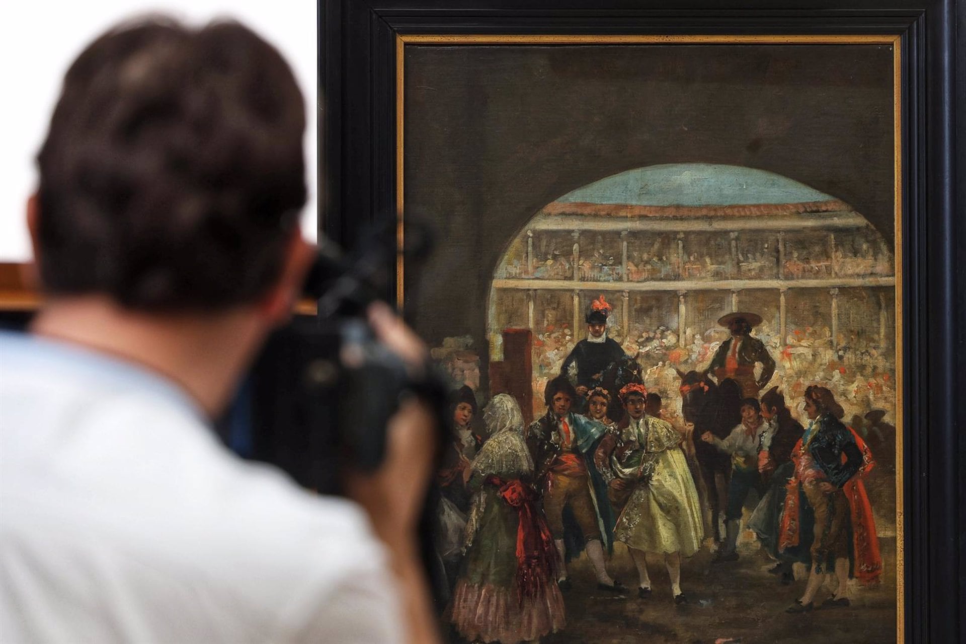 Un cámara frente a un cuadro durante el acto de restitución de obras incautadas durante la Guerra Civil y no devueltas por el franquismo, en el Claustro de los Jerónimos del Museo Nacional del Prado, a 22 de mayo de 2025, en Madrid (España)