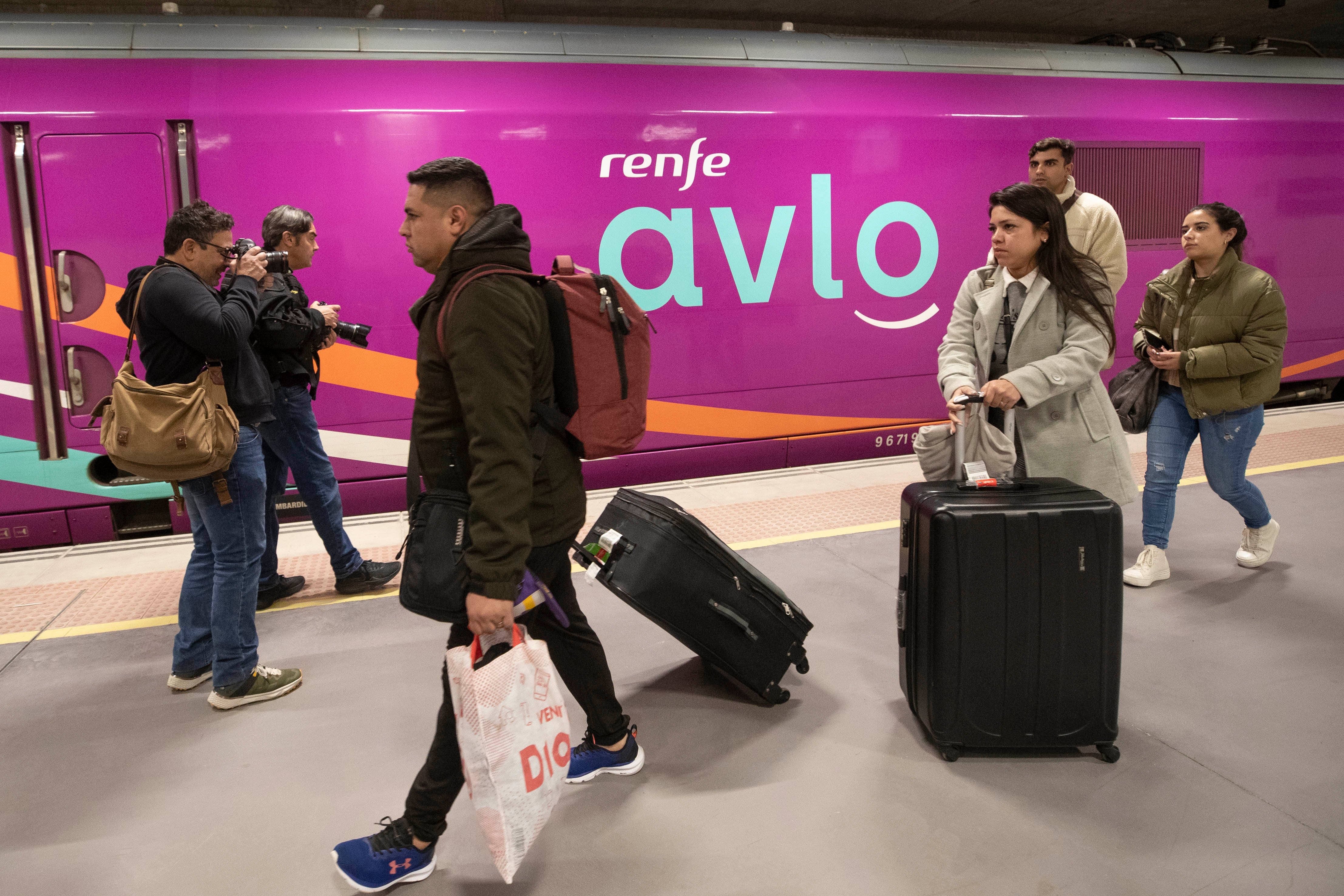 MURCIA, 10/12/2023.- Llegada de los pasajeros del primer tren AVE de la Compañía de bajo costo Avlo, este domingo procedente de Madrid a la estación Murcia del Carmen. EFE/Marcial Guillén
