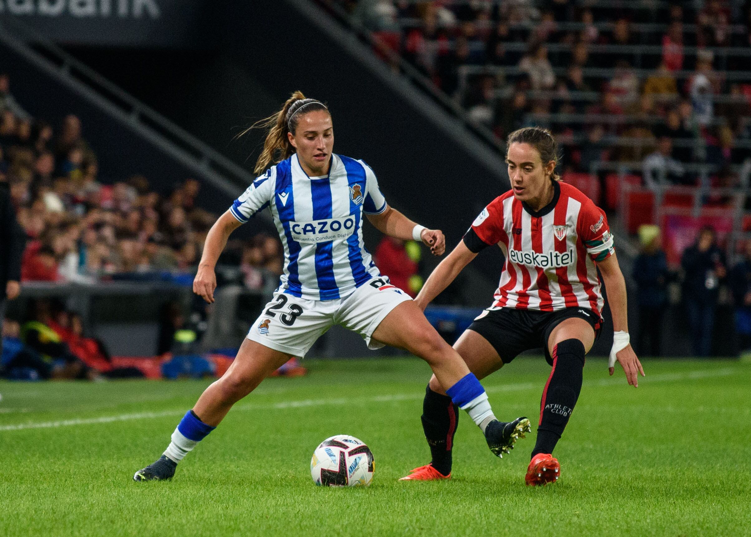 La jugadora de la Real Sociedad Bernabé intenta proteger el balón ante la jugadora del Athletic Club Unzué durante el partido de la pasada temporada en San Mamés