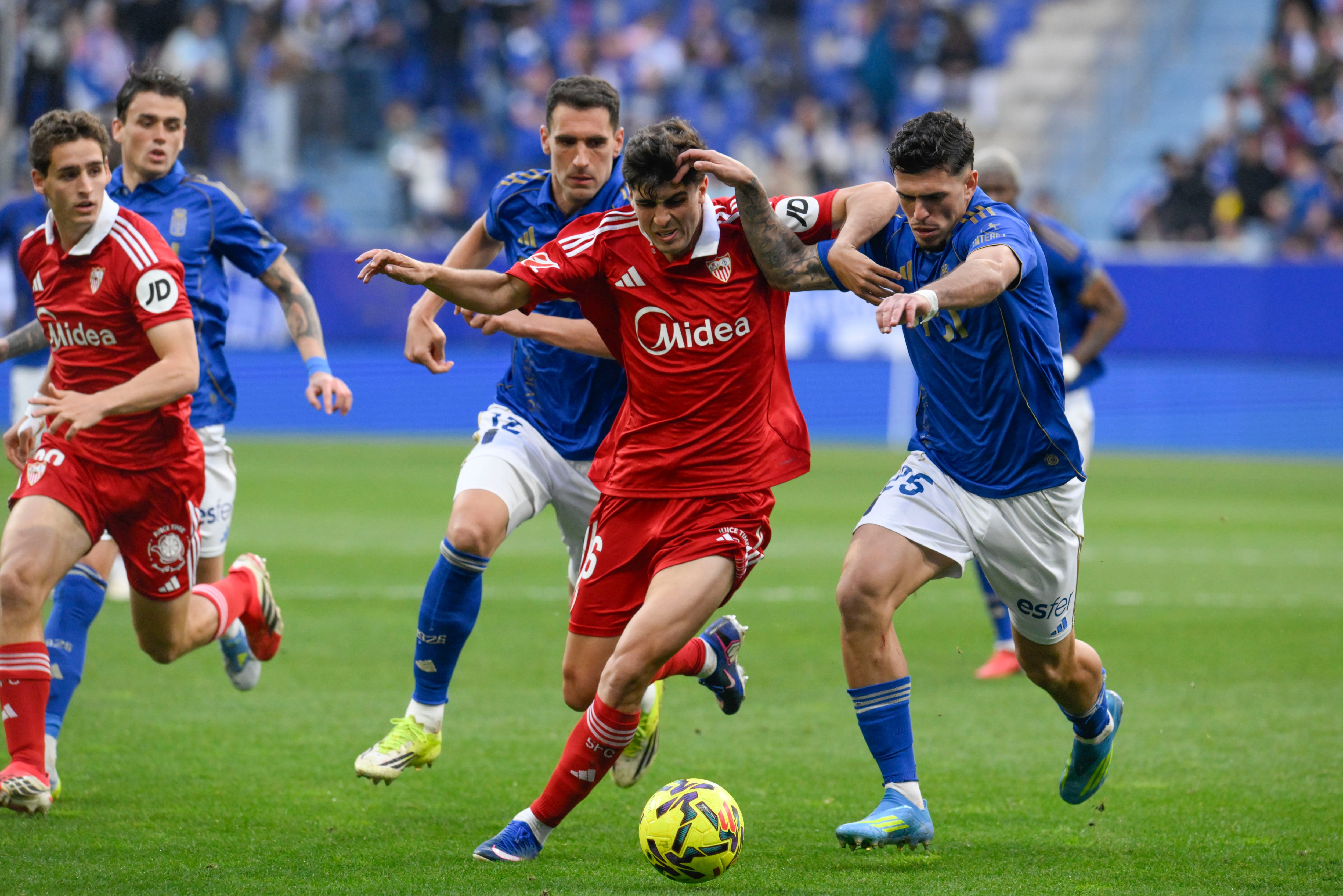 El defensa del Oviedo Javi López disputa un balón con el delantero del Sevilla Juanlu Sánchez