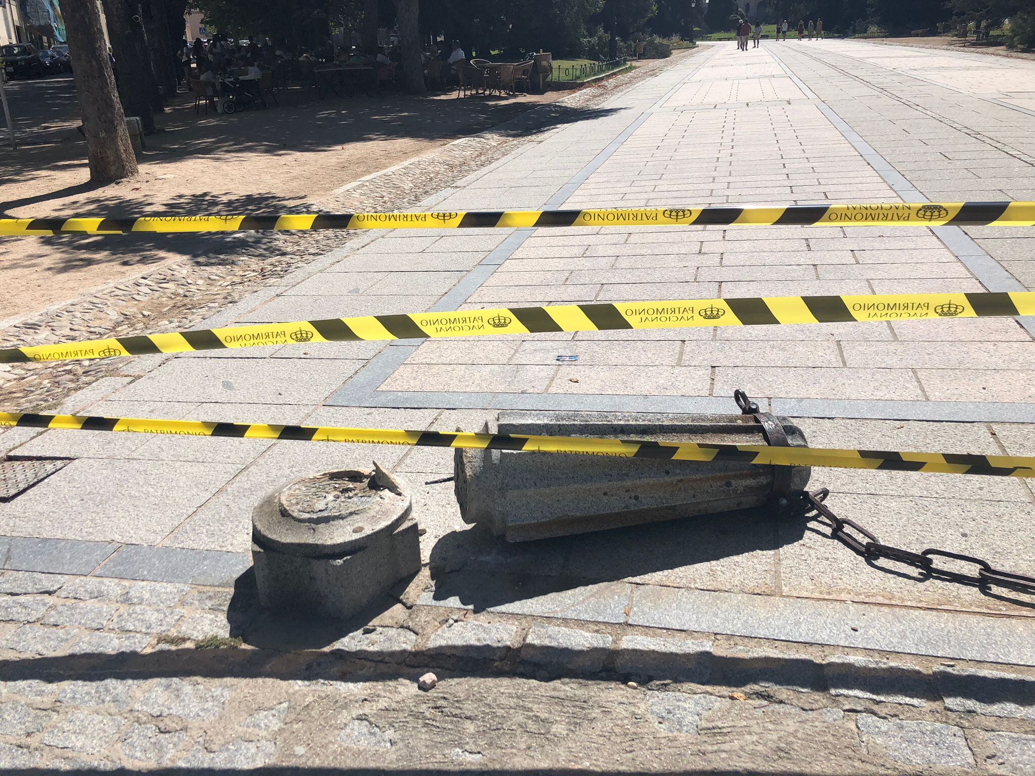 Un coche derriba uno de los bolardos de piedra en el acceso a la Alameda del Medio Punto en La Granja
