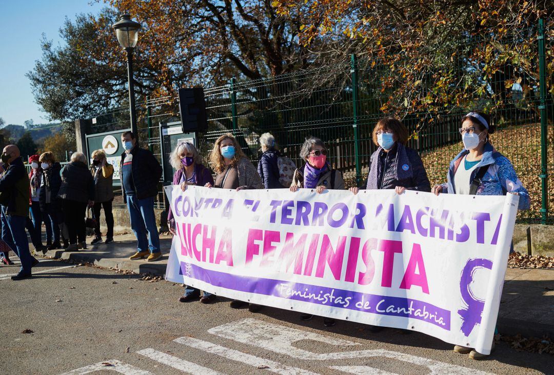 Varias personas sostienen una pancarta donde se lee &quot;Contra el terror machista, lucha feminista&quot;, en una concentración de repulsa al asesinato de una mujer y su hija, 