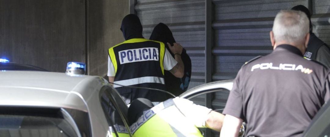 Uno de los detenidos llega a los juzgados de A Coruña