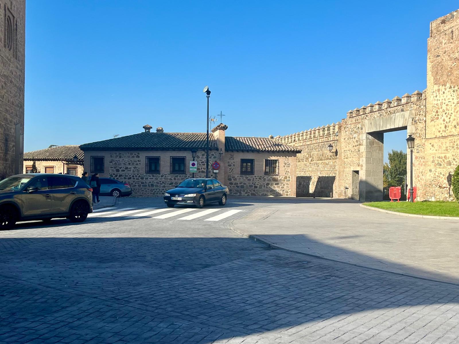 El entorno de la Puerta de Bisagra de Toledo ha reabierto al tráfico en la mañana de este martes