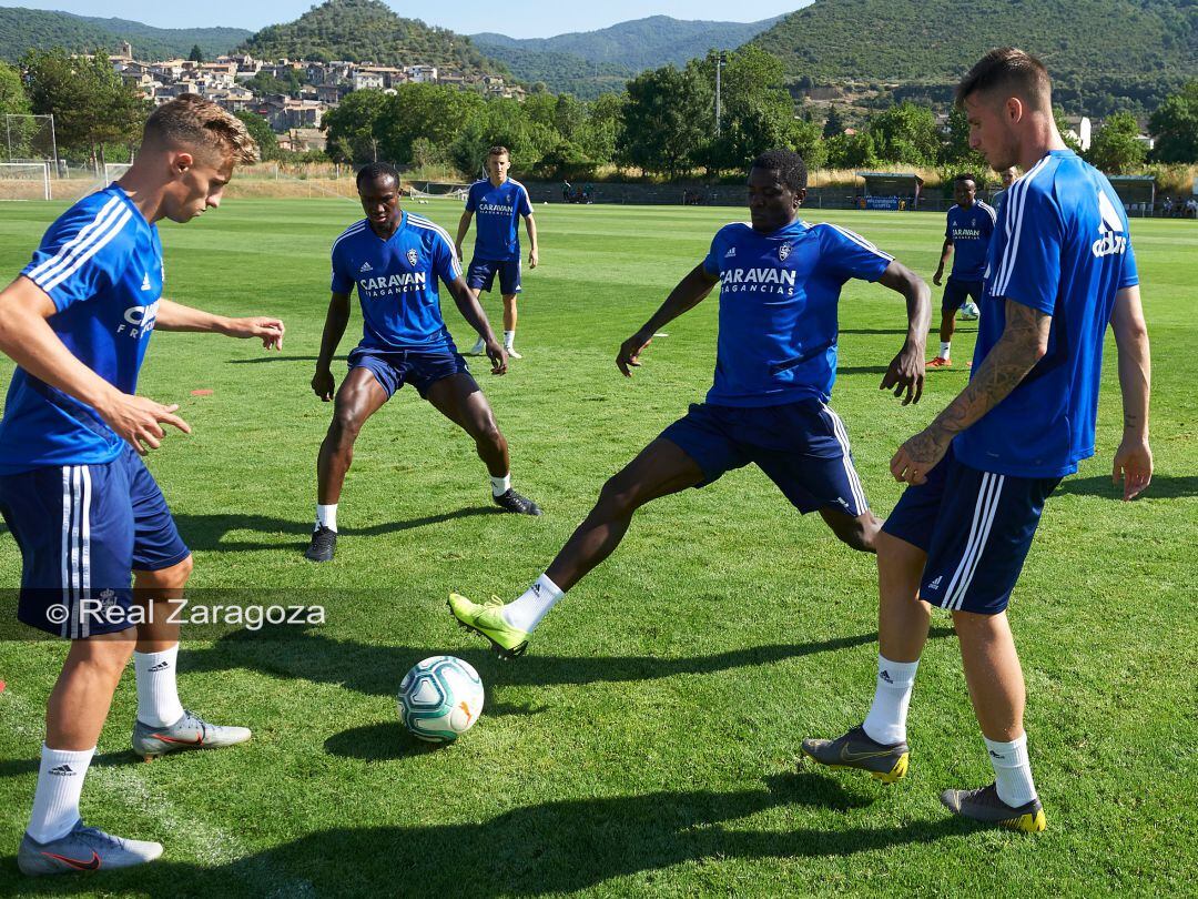 Varios jugadores del Real Zaragoza ejercitándose esta mañana en Boltaña