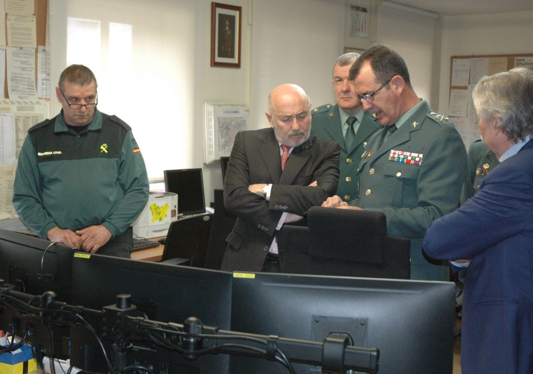 Javier Losada (centro) durante su visita a la comandancia de Ourense