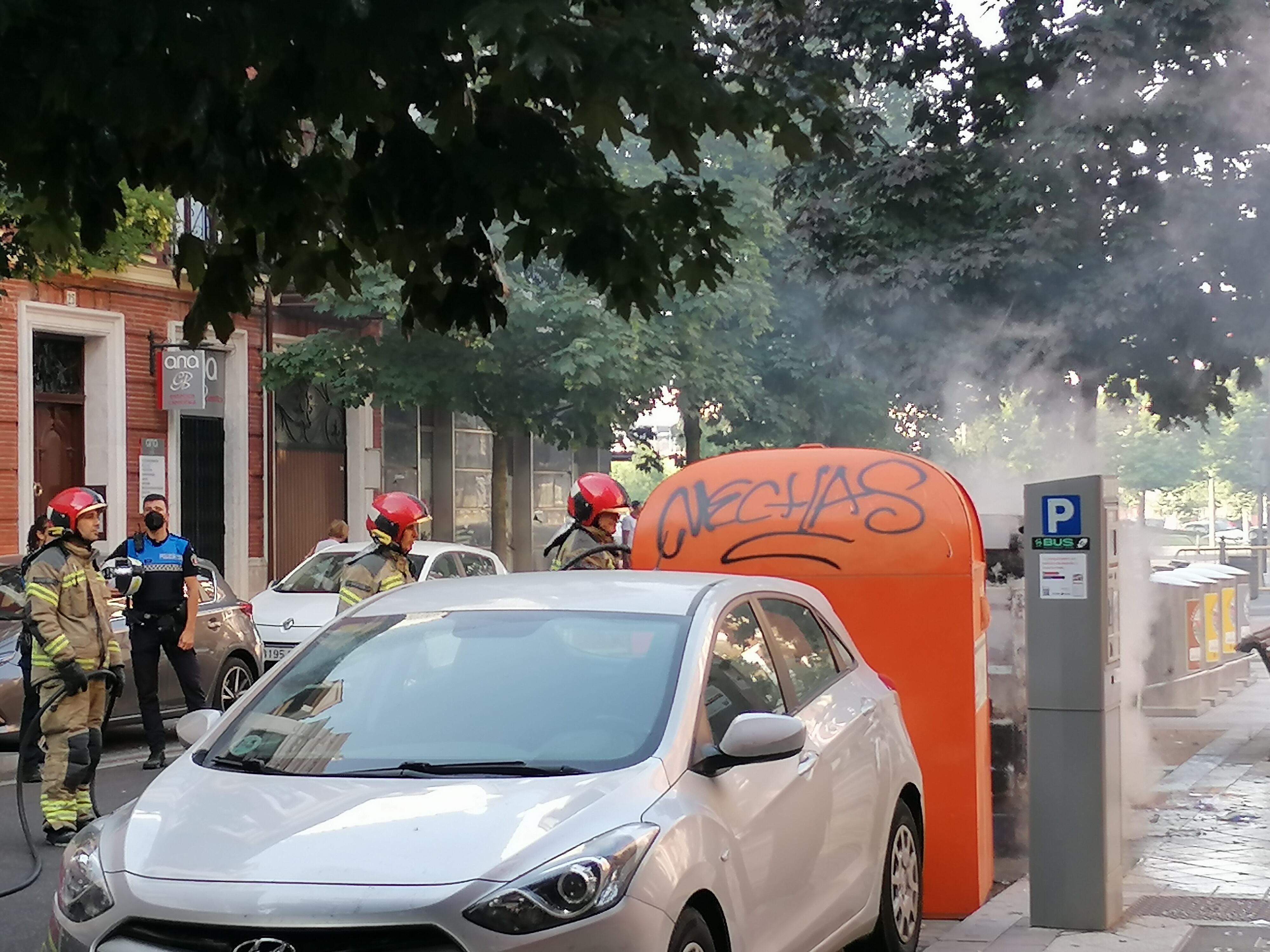 Bomberos de Valladolid sofocando un contenedor en llamas