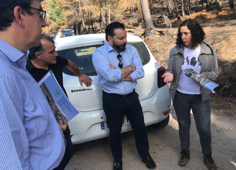 El alcalde de Gondomar, Francisco Ferreira (centro), con representantes de la Xunta.