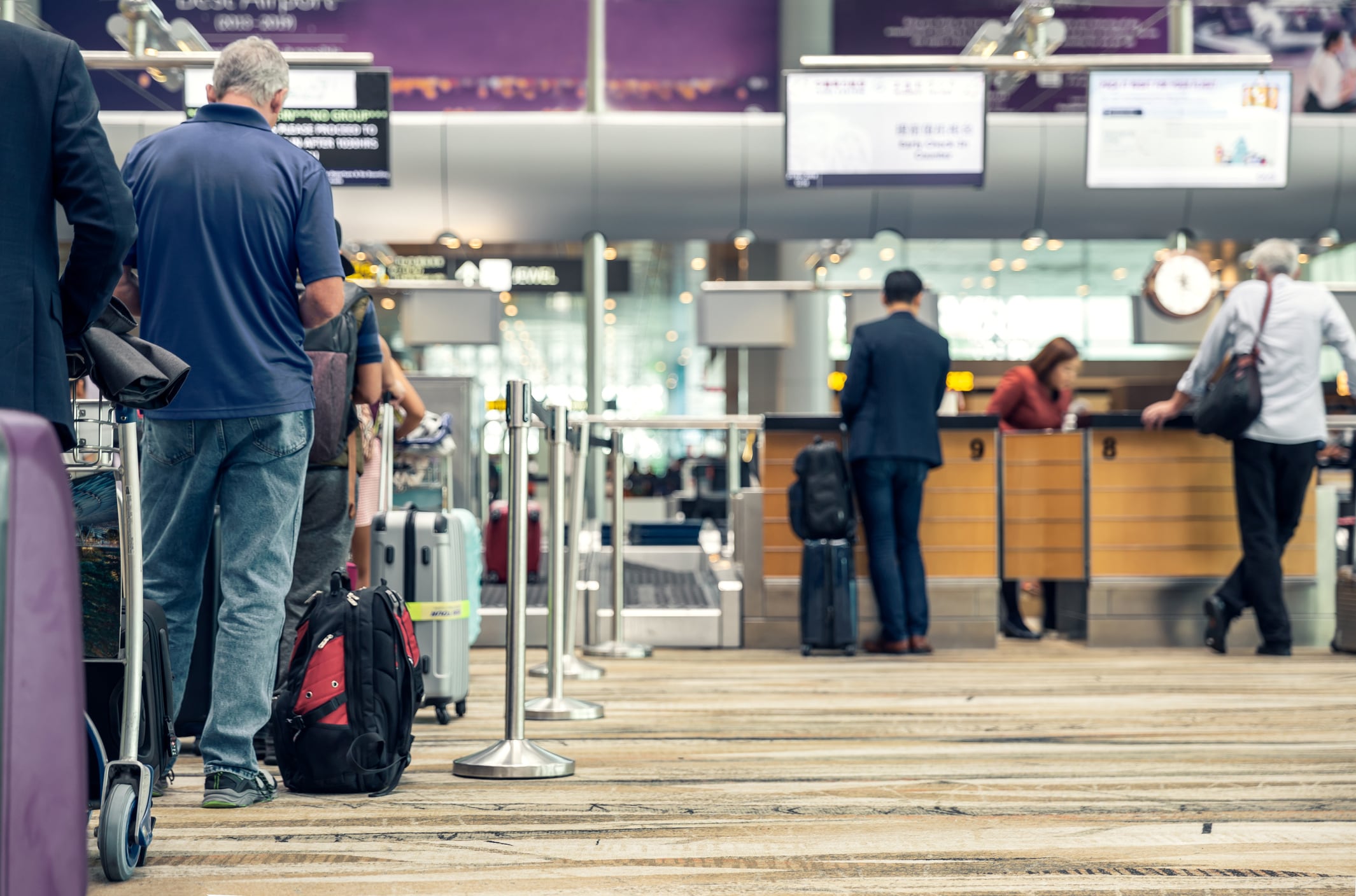 Pasajeros hacen fila en el aeropuerto para facturar su equipaje