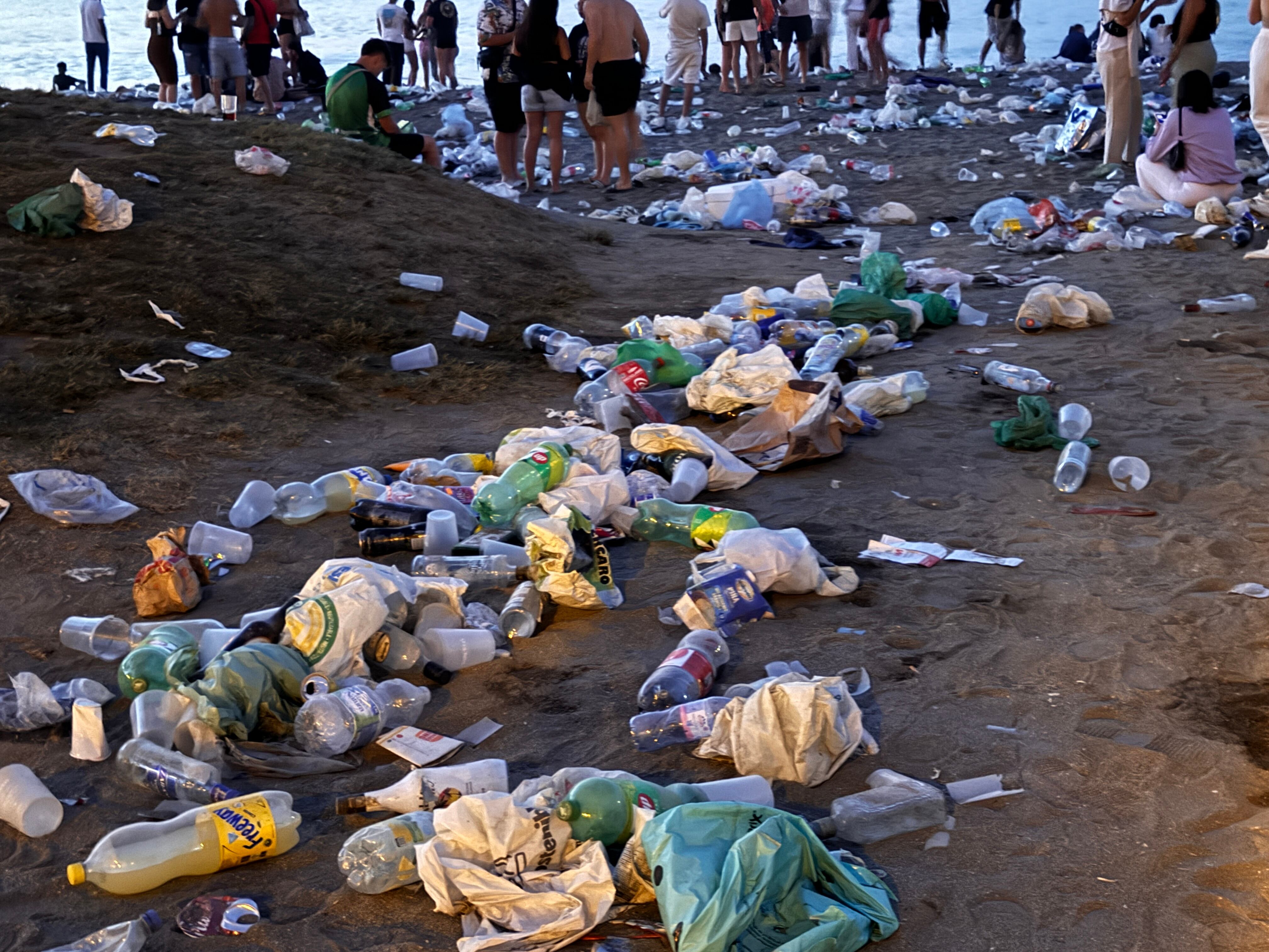 Basura en la playa de La Malagueta este lunes tras la noche de San Juan en Málaga capital