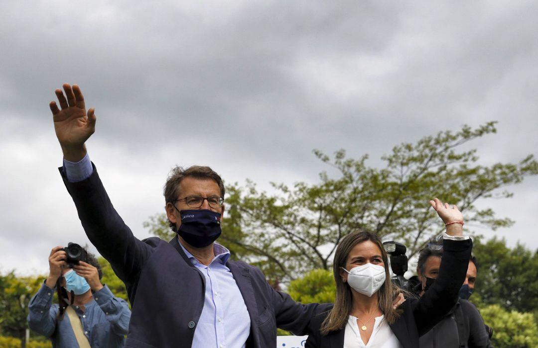 El presidente de la Xunta y líder del PPdeG, Alberto Núñez Feijóo, y la presidenta del Comité Organizador del próximo congreso, Pepa Pardo, clausuran la junta directiva del partido este martes en Santiago de Compostela, durante la que anunció que se presentará a la reelección como líder del PPdeG. 