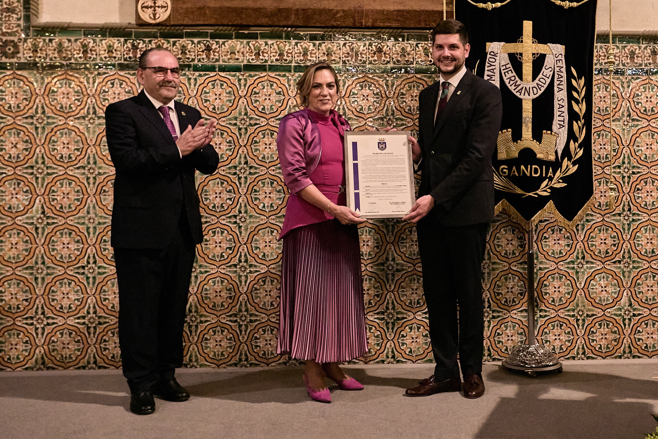 Eva Pellicer, recibiendo el escudo de oro de la ciudad de manos del alcalde José Manuel Prieto.