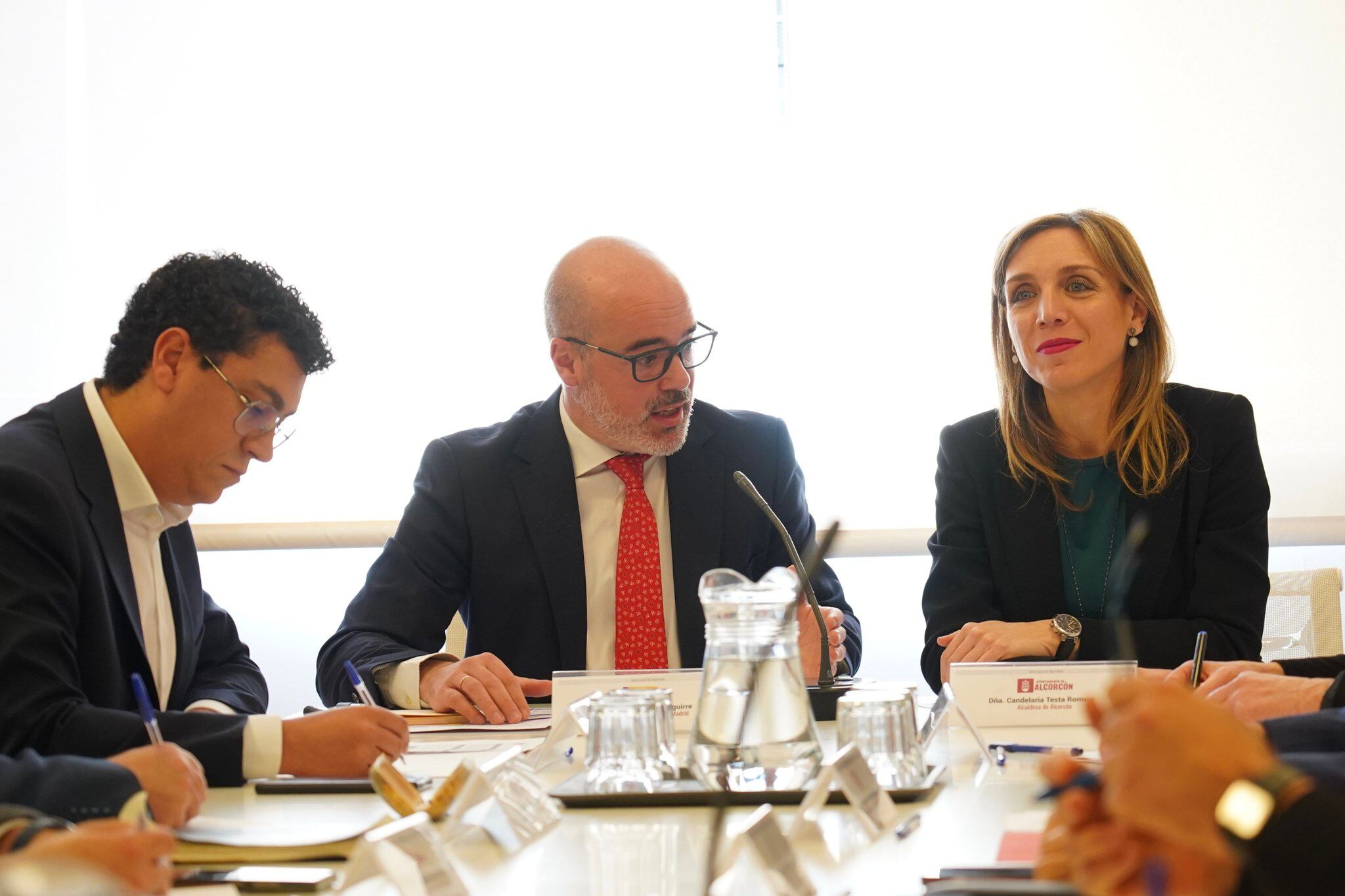 La alcaldesa de Alcorcón, Candelaria Testa; el concejal de seguridad, David López, junto al Delegado del Gobierno en Madrid, Francisco Martín, durante la junta local de seguridad