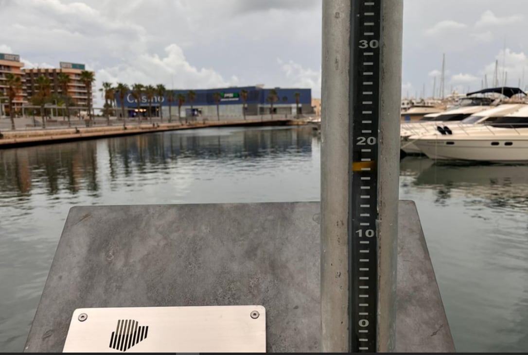 Se instala en el paseo del Puerto de Alicante una regla para observar la medición de los mareógrafos de Alicante donde se ubica la cota cero