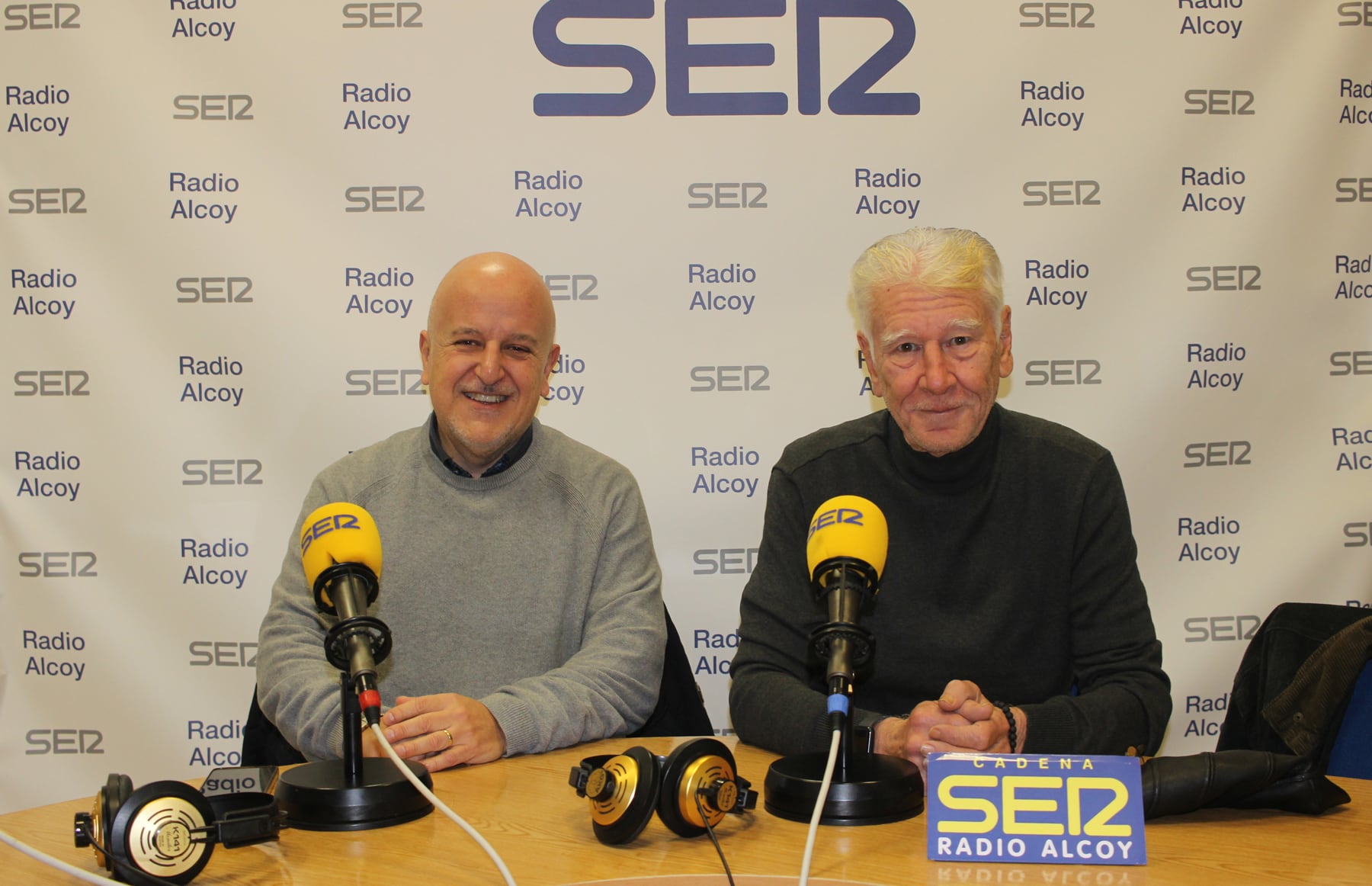 Miguel Pascual, president del Rotary Club Alcoy, i Santi Llopis, president de la plataforma SAMEDEM, en l'estudi central de Radio Alcoy