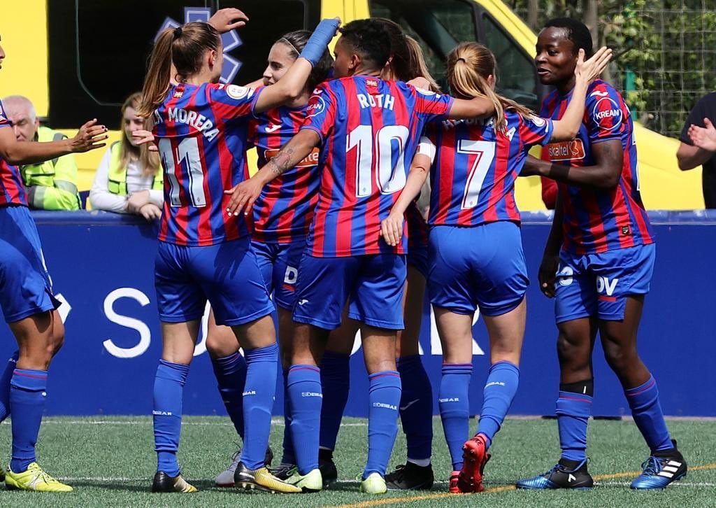 Las armeras celebran el gol de Kundananji ante el Villarreal