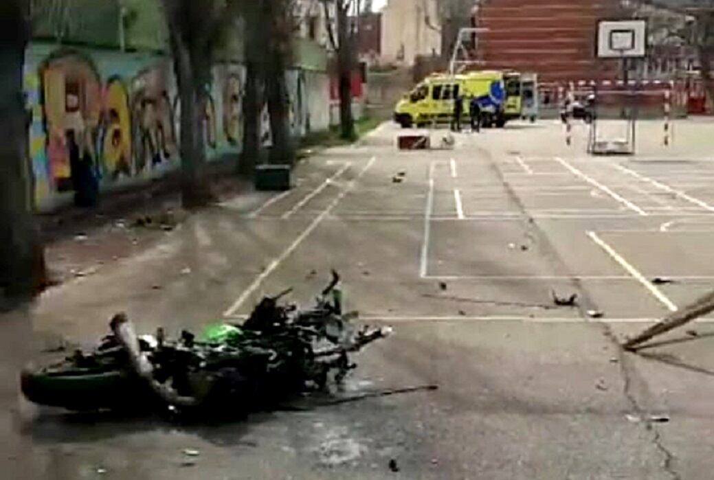 En estado grave un motorista de 26 años tras empotrarse contra la valla de un colegio de Palencia y salir despedido hasta el patio