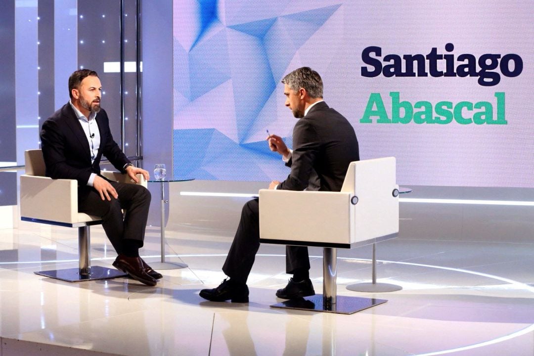 El líder de Vox, Santiago Abascal (i), durante la entrevista.