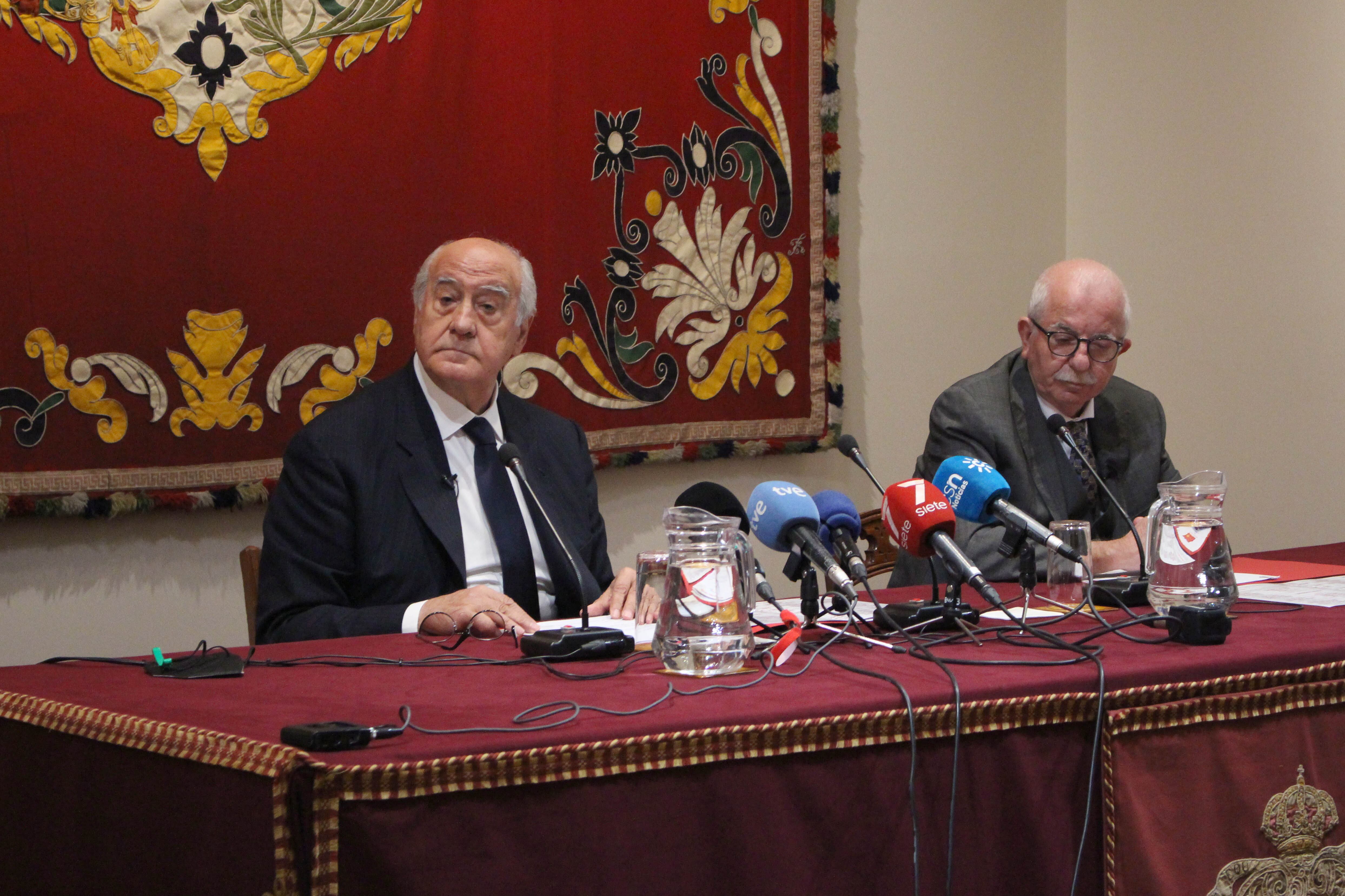 El empresario Ramón Valencia, a la izquierda, durante la rueda de prensa ofrecida en el Salón de Carteles de la Maestranza