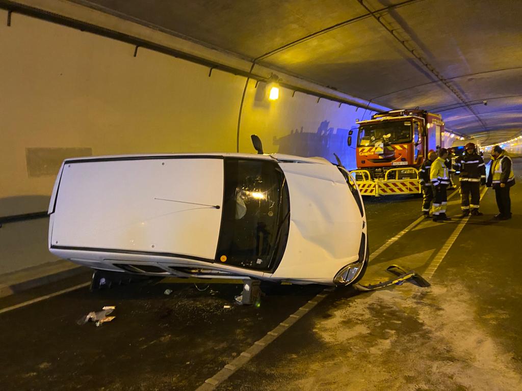 Estado en el que quedaba la furgoneta accidentada dentro del túnel de Somport