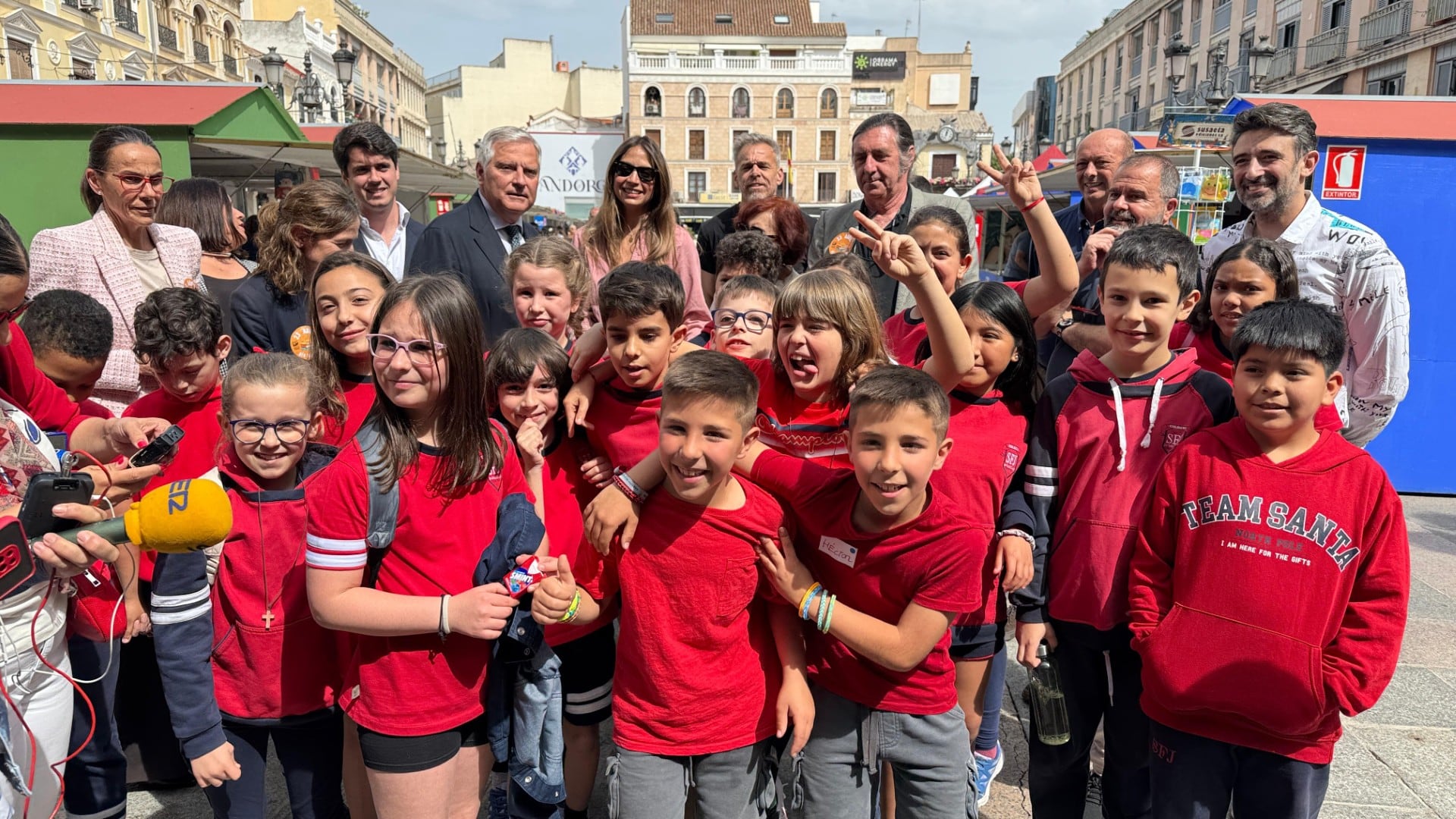 Un grupo de escolares del colegio "San Francisco javier" junto a las autoridades de la ciudad
