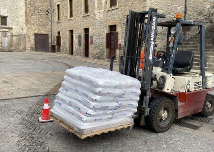 Palés con arena con los que se realizaron las pruebas de peso en la plaza del Matxete (Vitoria).