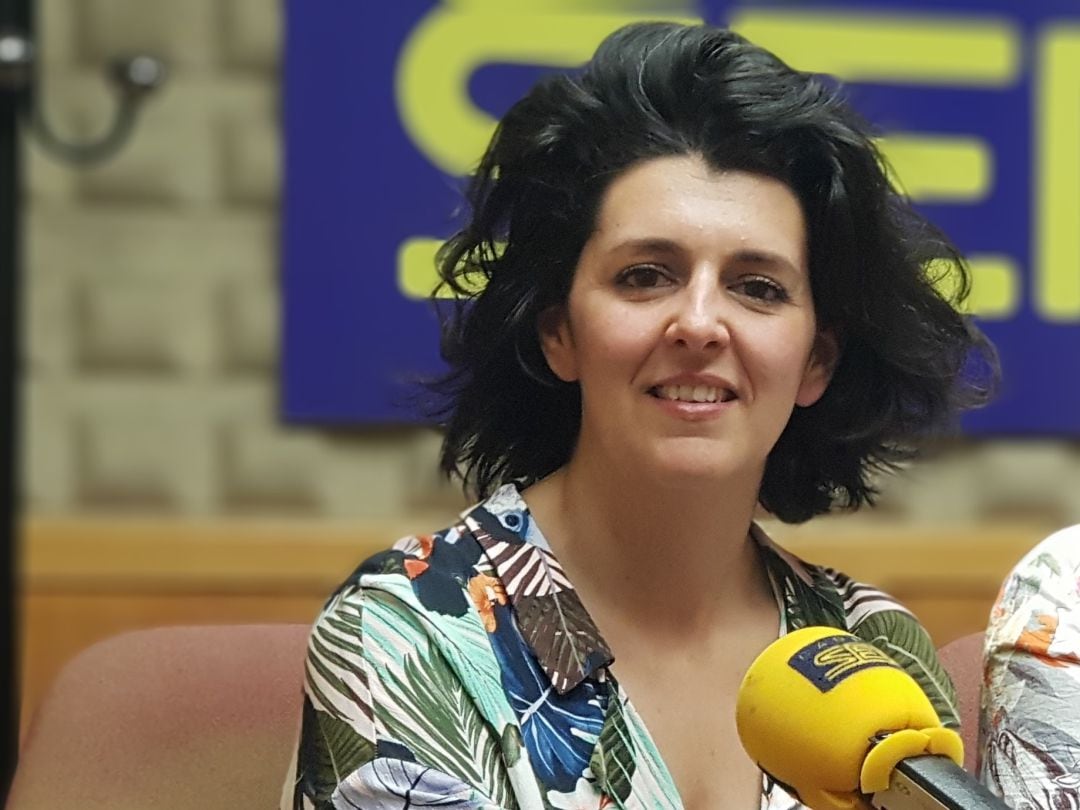 Beatriz Balbona en los estudios de Radio Asturias - SER