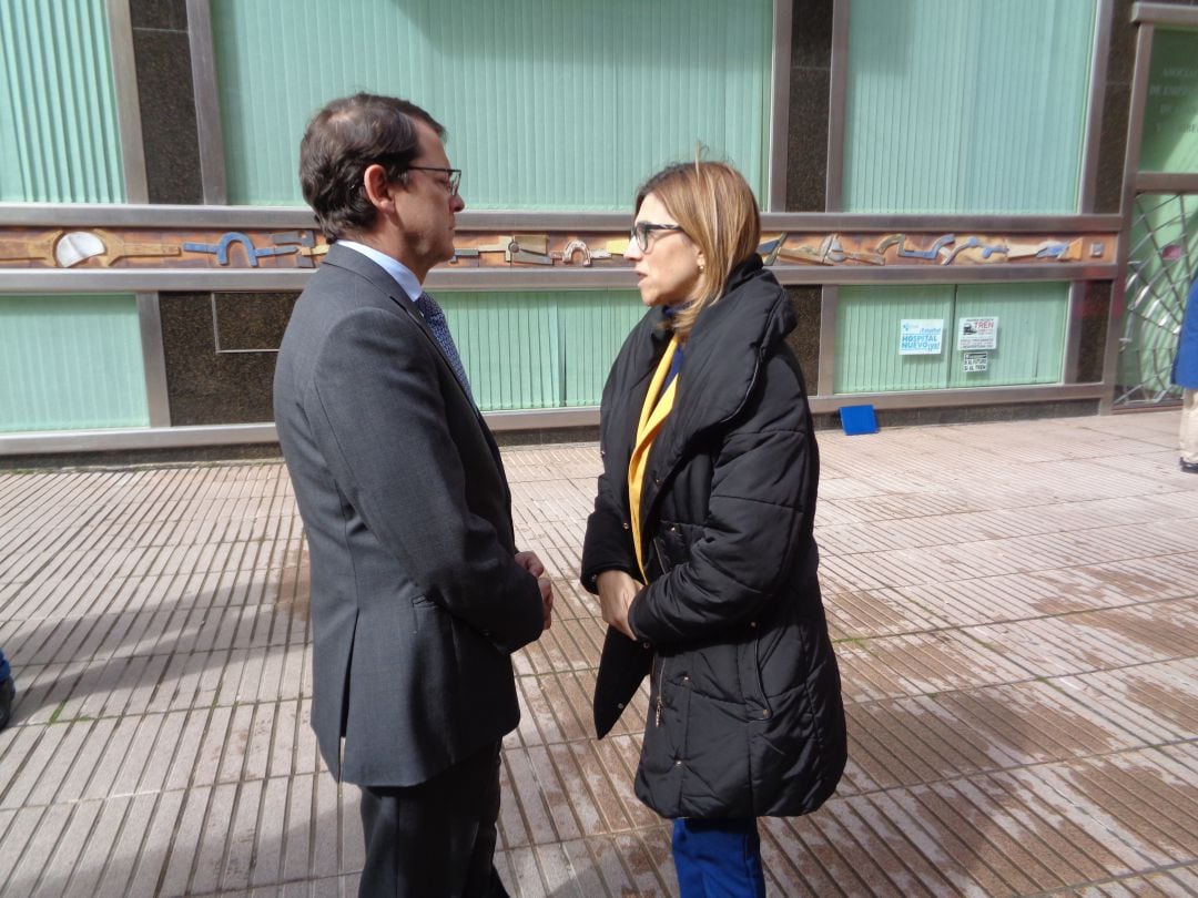 Alfonso Fernández Mañueco y Raquel González a la entrada de la sede de ASEMAR
