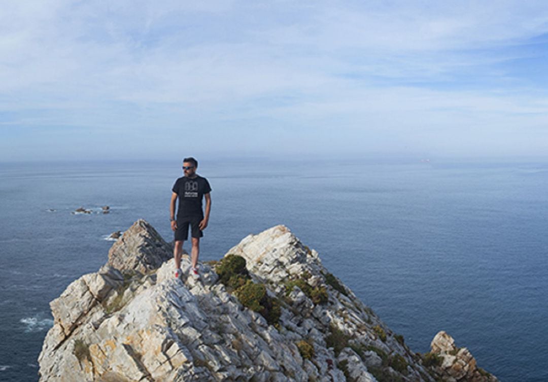 Onofre sobre las rocas de Peñas