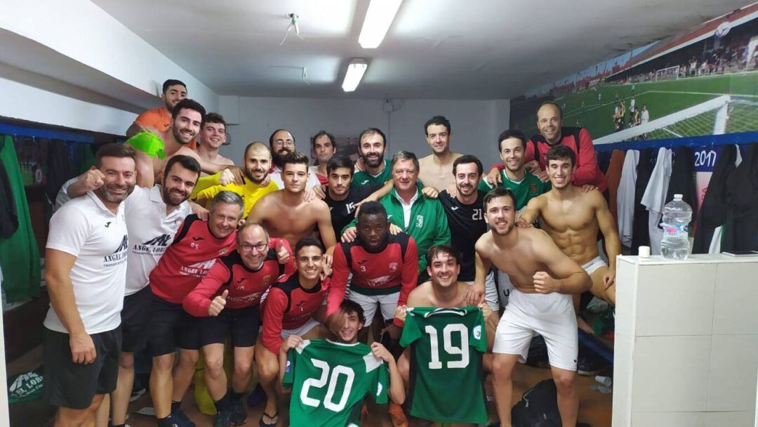 Los jugadores del Llanes celebrando una victoria. 